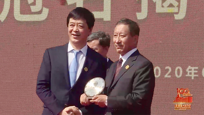 2020年，张思民董事长被授予“哈尔滨工业大学终身名誉校董”